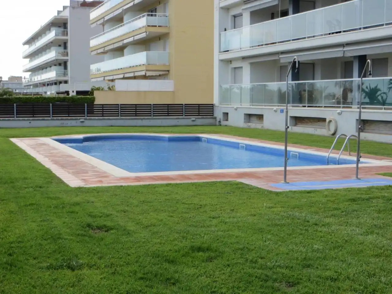 Piscina de Pis de lloguer en Cubelles amb Aire condicionat, Calefacció i Terrassa