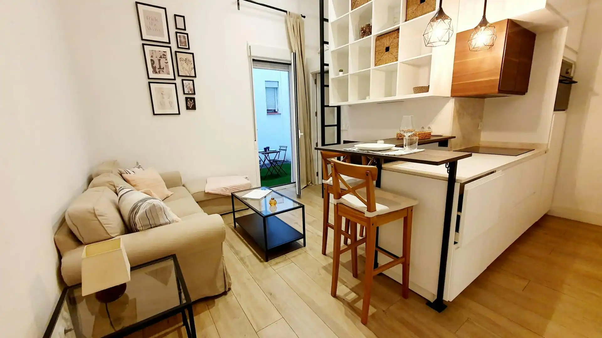 Living room of Flat for rent in Madrid  with Air Conditioner, Heating and Private garden