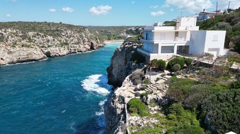 Villa moderna de lujo tendida sobre un acantilado