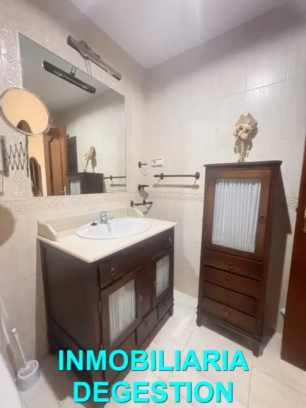 Badezimmer von Wohnung zur Miete in Linares mit Klimaanlage, Heizung und Möbliert