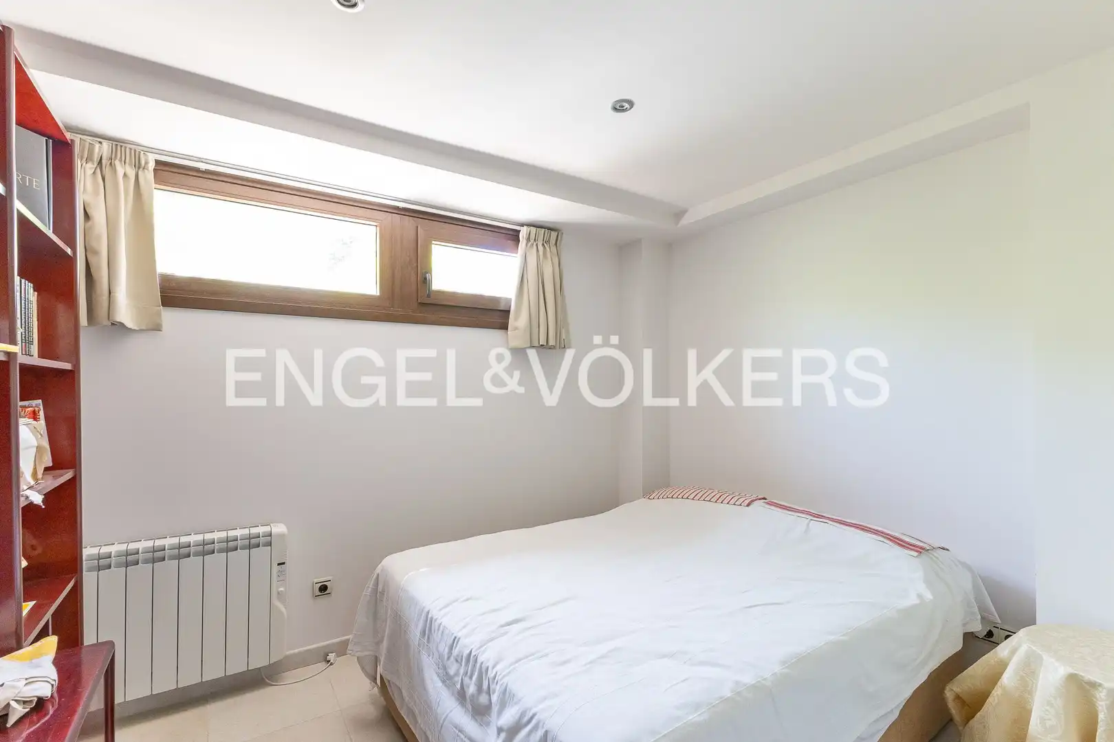 Schlafzimmer von Einfamilien-Reihenhaus zum Verkauf in Majadahonda mit Klimaanlage, Heizung und Privatgarten
