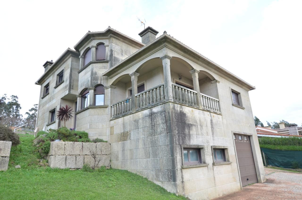 Vista exterior de Casa o xalet en venda en Mos amb Calefacció, Jardí privat i Terrassa