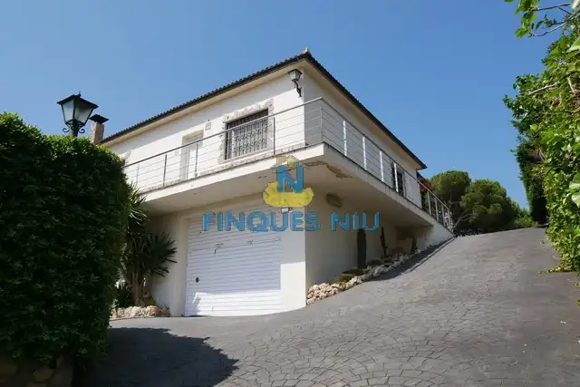Vista exterior de Casa o xalet en venda en Lloret de Mar amb Calefacció, Jardí privat i Piscina