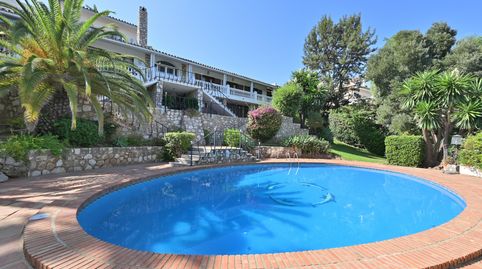 Amplia villa con piscina privada, vistas al mar y apartamentos de invitados en Campo Mijas.