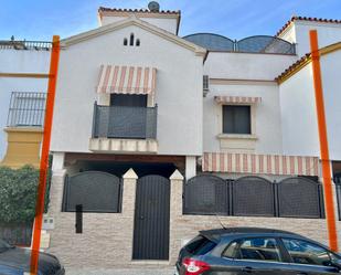 Vista exterior de Casa adosada en venda en Jerez de la Frontera amb Aire condicionat, Calefacció i Jardí privat