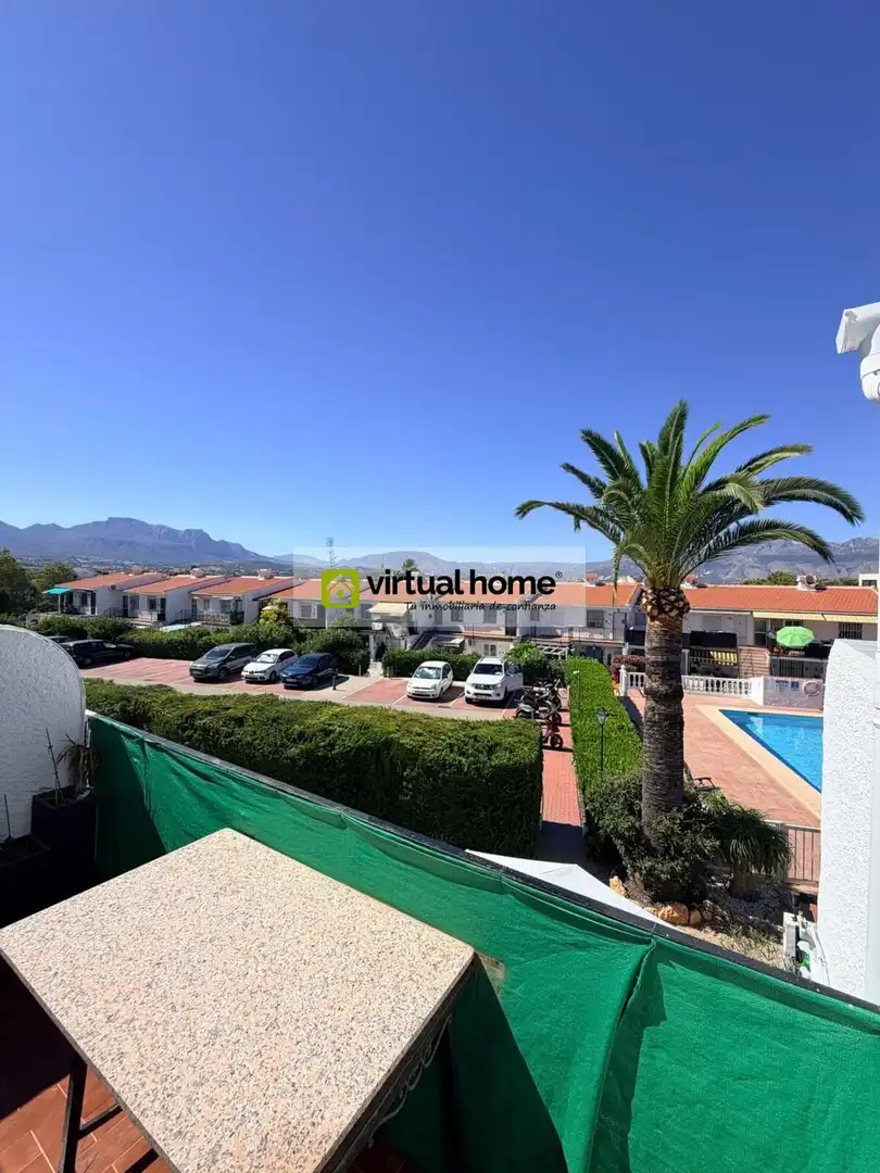 Vista exterior de Casa o xalet en venda en L'Alfàs del Pi amb Terrassa, Moblat i Piscina comunitària