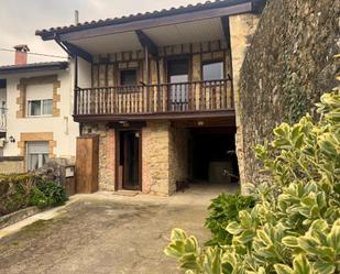 Vista exterior de Casa o xalet de lloguer en San Felices de Buelna amb Jardí privat i Balcó