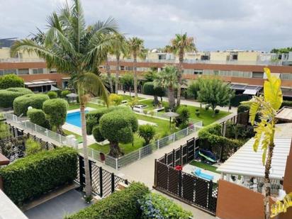 Vista exterior de Casa adosada en venda en Alicante / Alacant amb Aire condicionat, Calefacció i Jardí privat