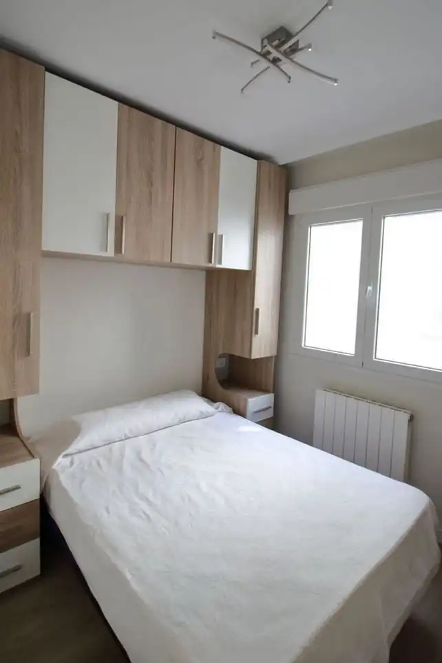 Schlafzimmer von Wohnung zur Miete in Gijón  mit Heizung, Parkett und Möbliert