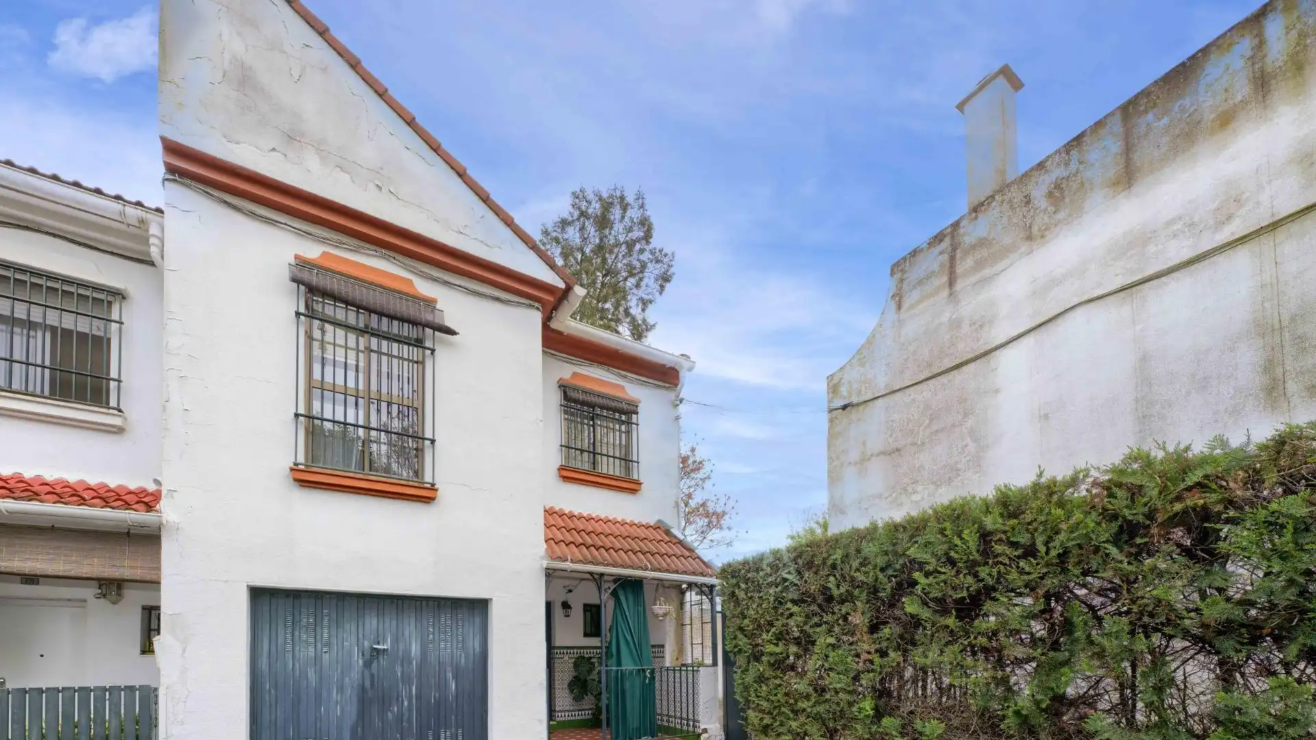 Exterior view of Single-family semi-detached for sale in Mairena del Aljarafe  with Private garden, Terrace and Storage room