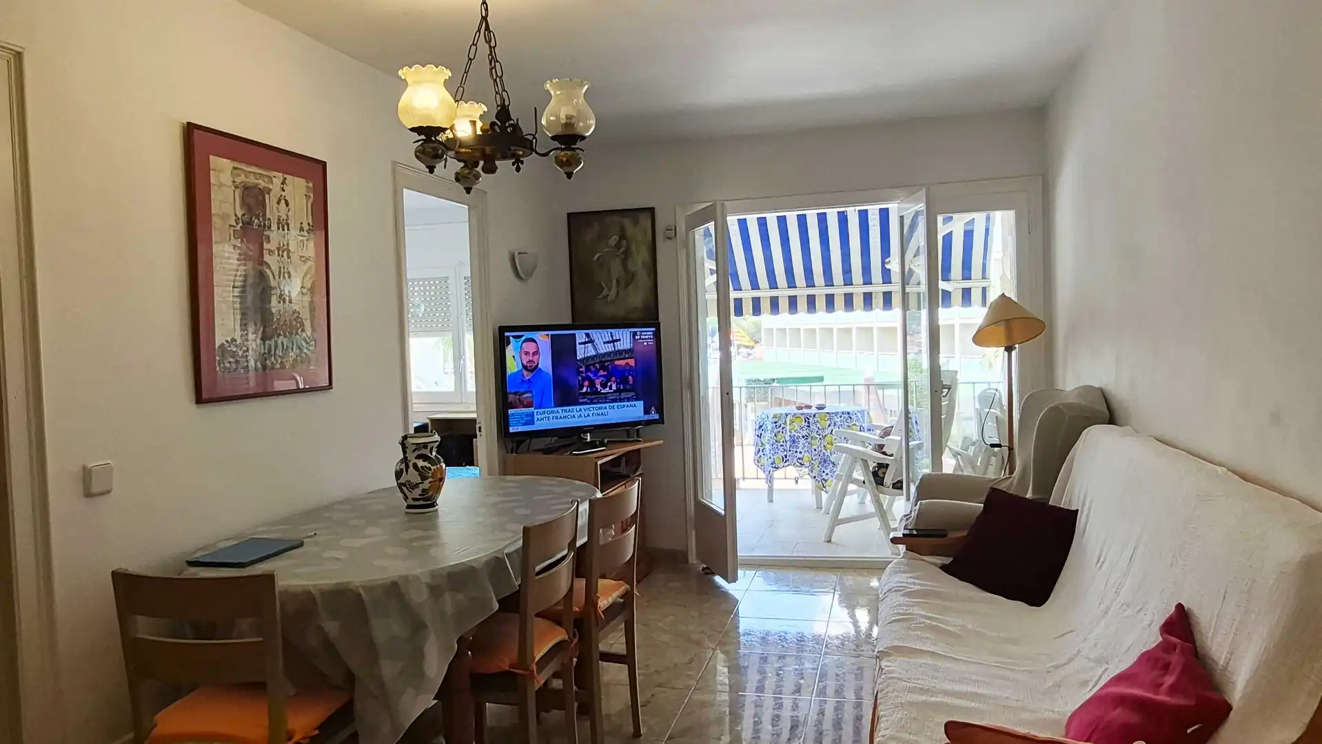 Sala de estar de Piso en venta en L'Estartit con Terraza y Piscina comunitaria
