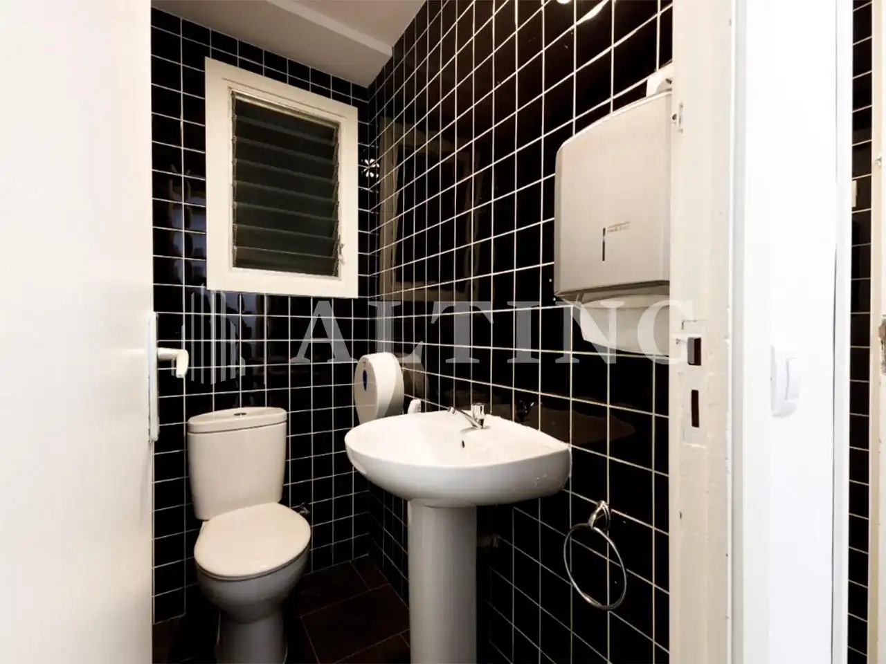 Baño de Oficina de alquiler en Barcelona con Aire acondicionado, Calefacción y Terraza