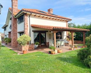 Jardí de Casa o xalet en venda en Muros de Nalón amb Calefacció, Terrassa i Traster
