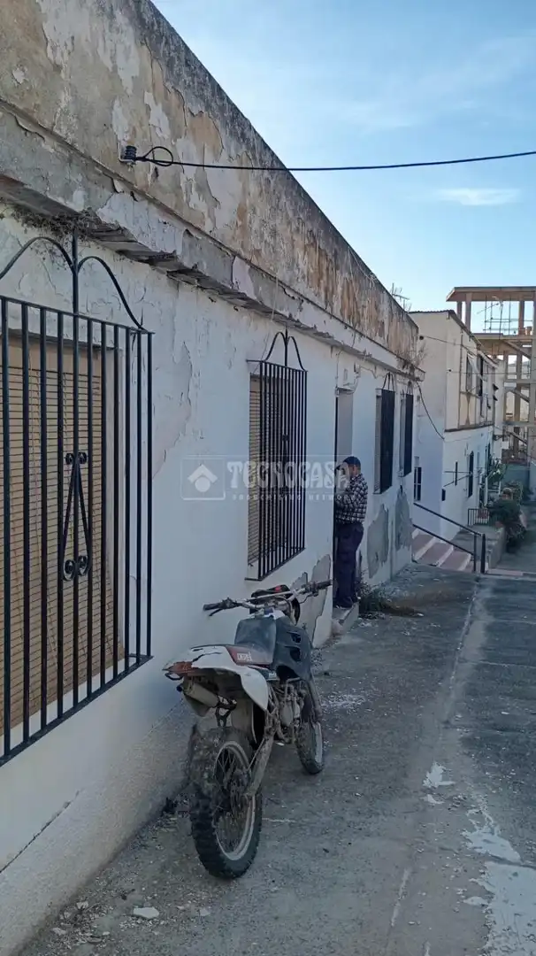 Vista exterior de Casa adosada en venta en Almuñécar con Terraza