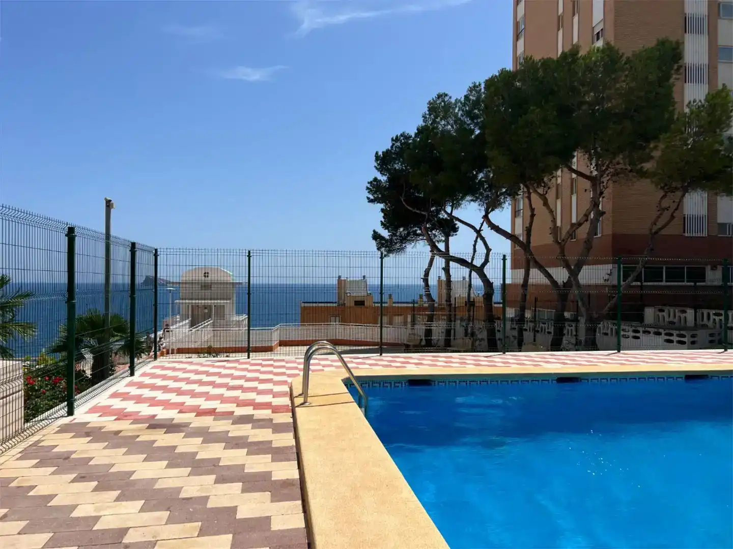 Schwimmbecken von Wohnung zur Miete in Benidorm mit Klimaanlage, Privatgarten und Schwimmbad