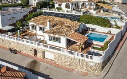 Vista exterior de Casa o xalet en venda en Benalmádena amb Aire condicionat, Jardí privat i Terrassa