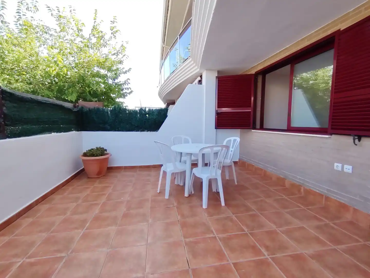 Terrasse von Einfamilien-Reihenhaus zum Verkauf in Oropesa del Mar / Orpesa mit Terrasse, Abstellraum und Ofen