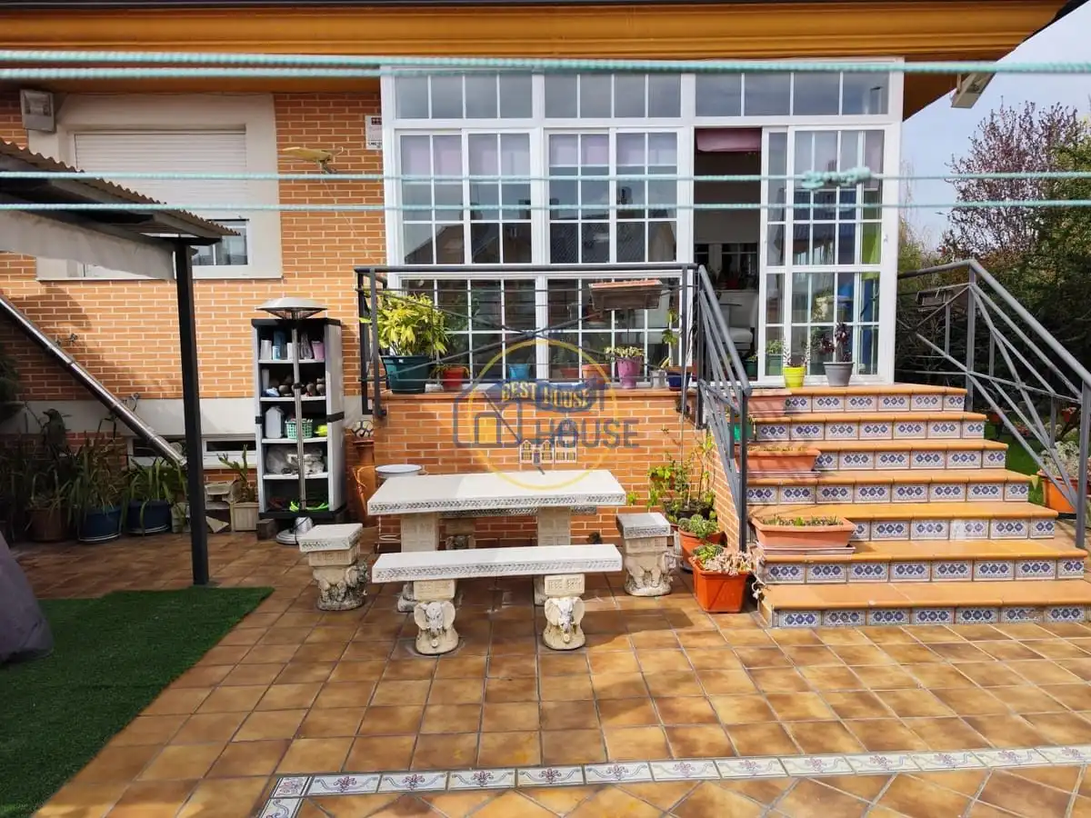 Casa pareada con piscina en venta en Villaquilambre, imagen 3