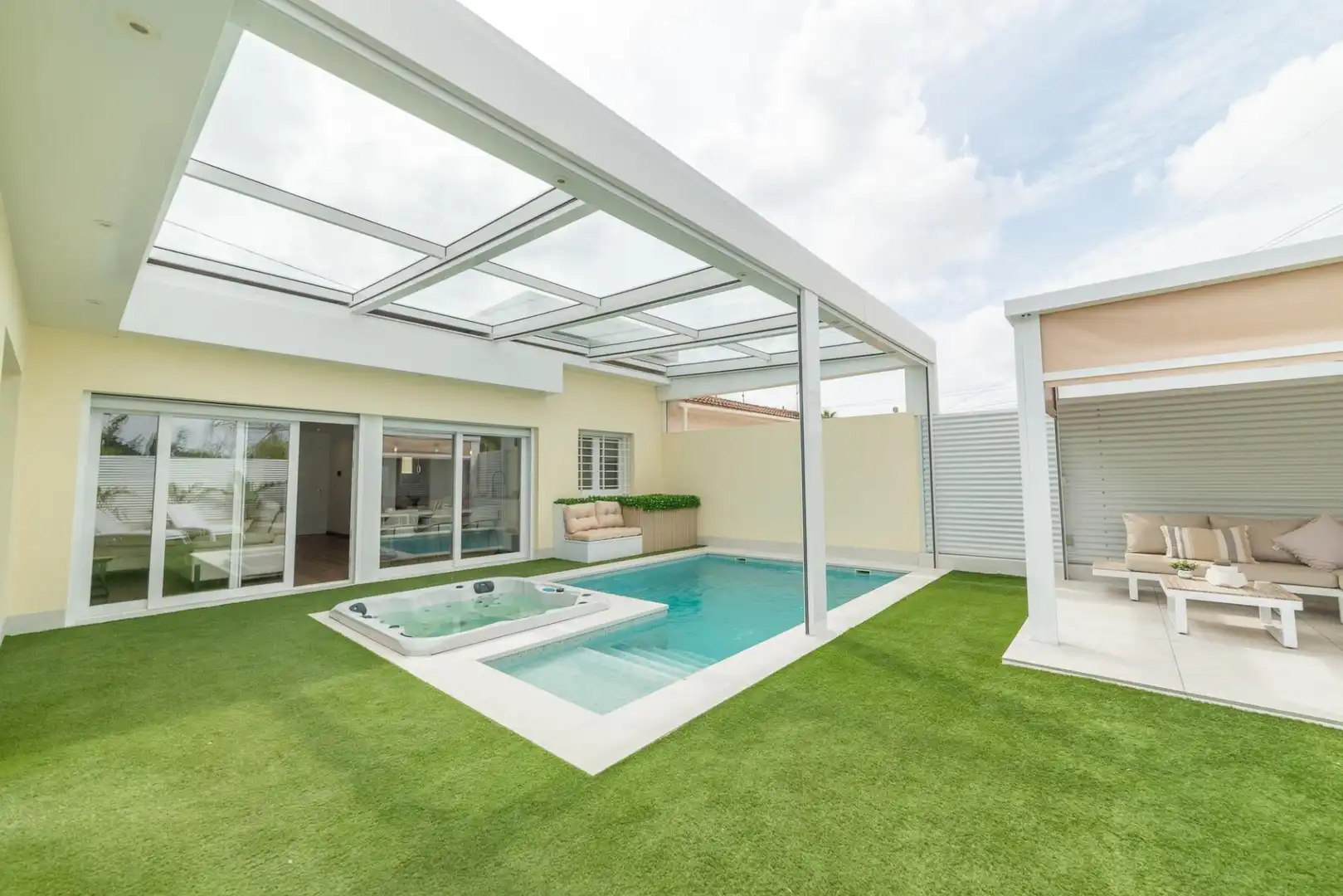 Casa con piscina en venta en Roda