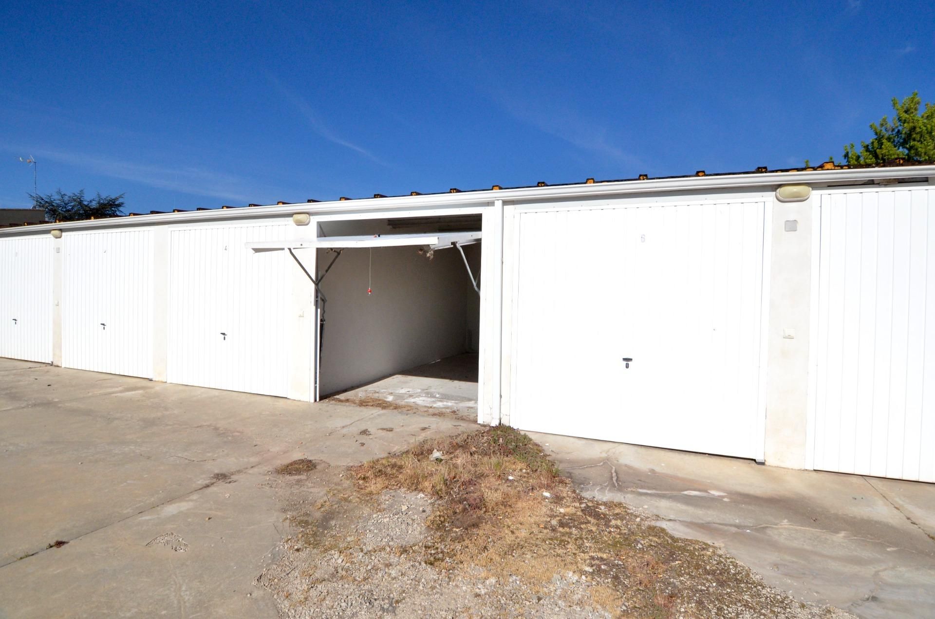 Exterior view of Garage for sale in Zarapicos