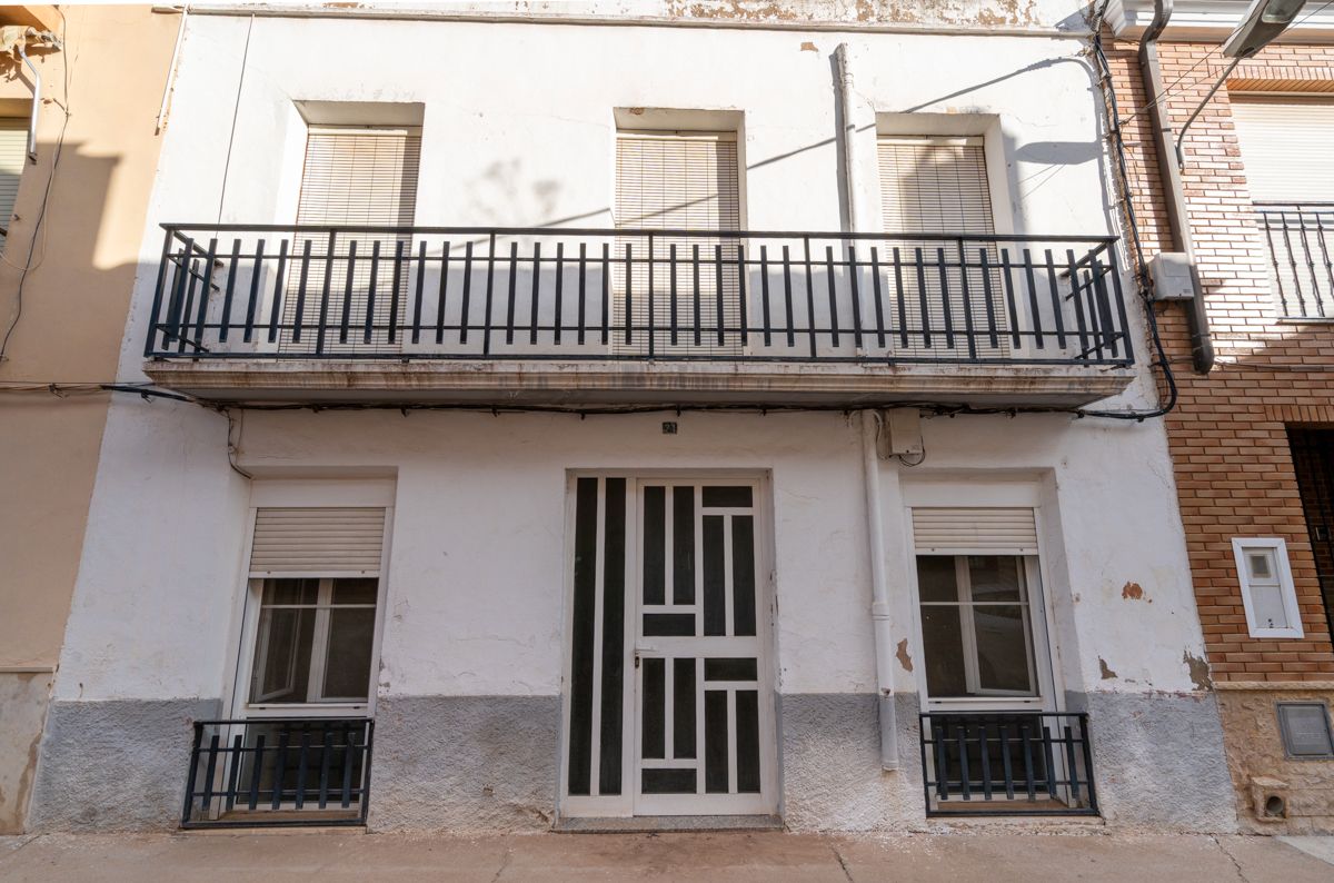 Exterior view of Single-family semi-detached for sale in Santa Bàrbara