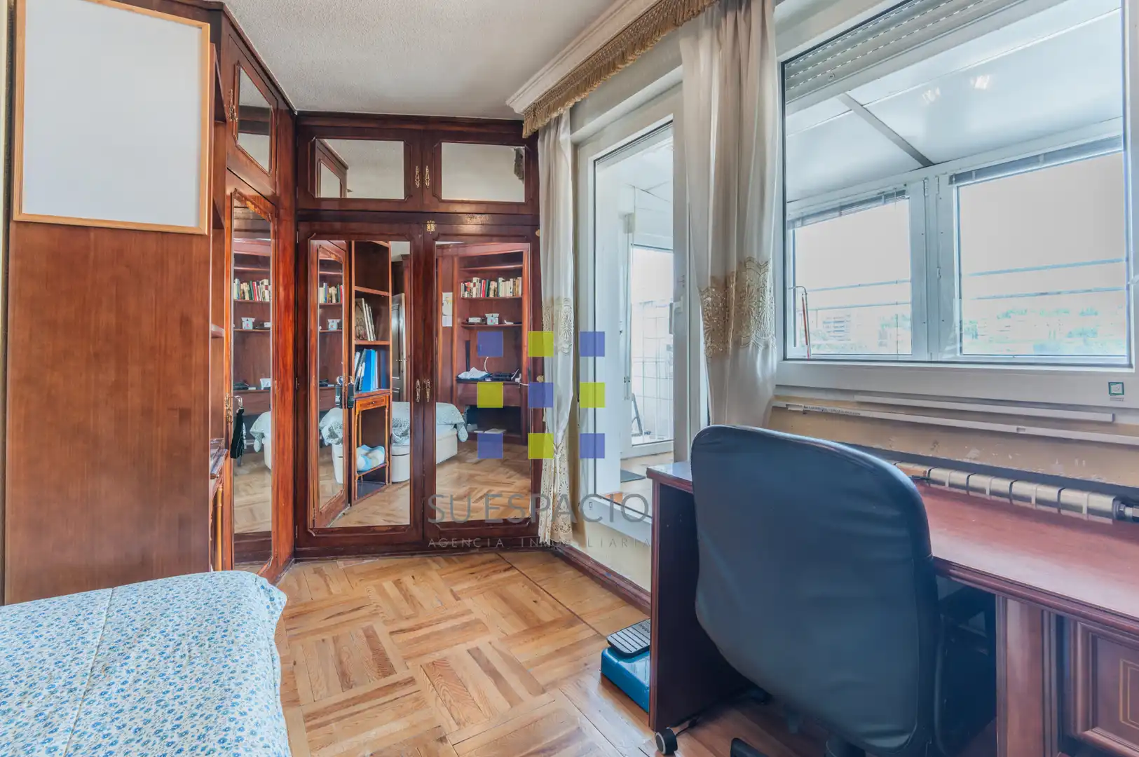 Schlafzimmer von Dachboden zum Verkauf in Madrid mit Klimaanlage, Heizung und Parkett