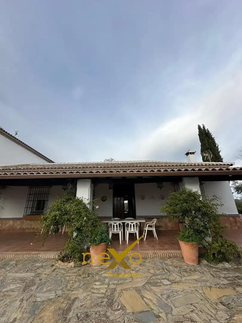 Vista exterior de Finca rústica en venda en Las Navas de la Concepción amb Jardí privat, Piscina i Moblat