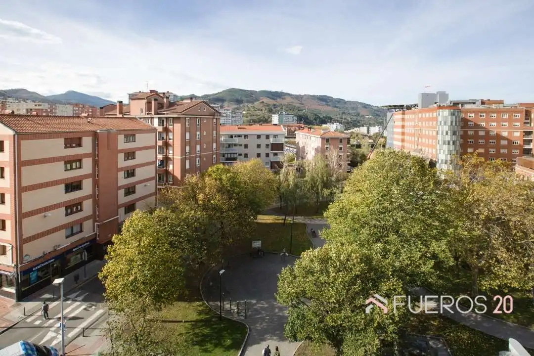 Außenansicht von Wohnung zum Verkauf in Barakaldo  mit Terrasse, Abstellraum und Möbliert