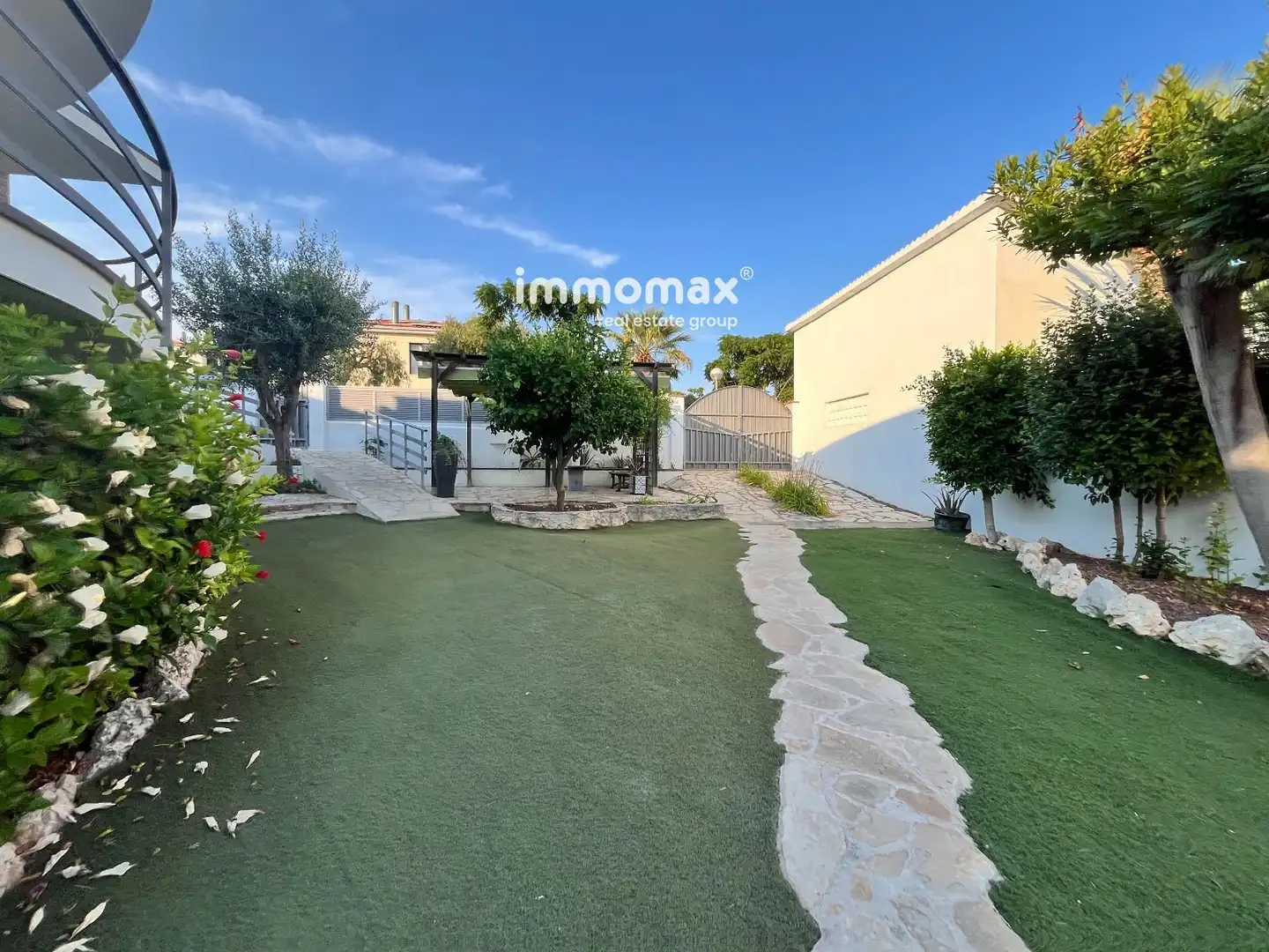 Exterior view of Houses for sale in Vilanova i la Geltrú  with Air Conditioner, Heating and Private garden