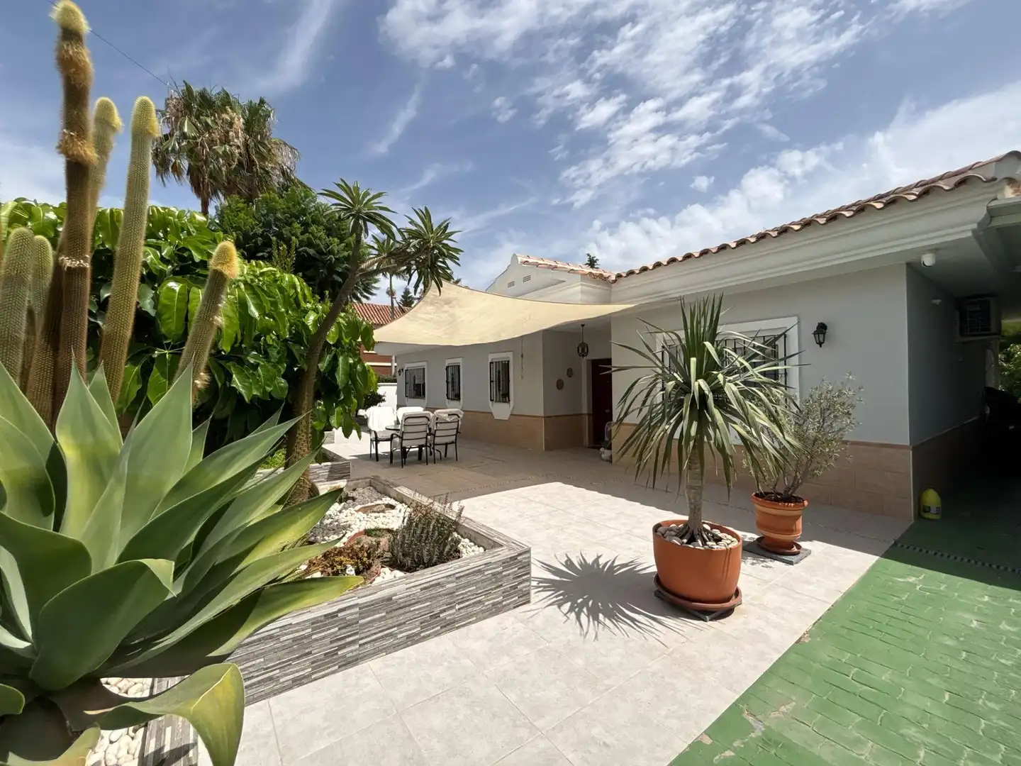 Vista exterior de Casa o xalet en venda en Alhaurín de la Torre amb Aire condicionat, Terrassa i Traster