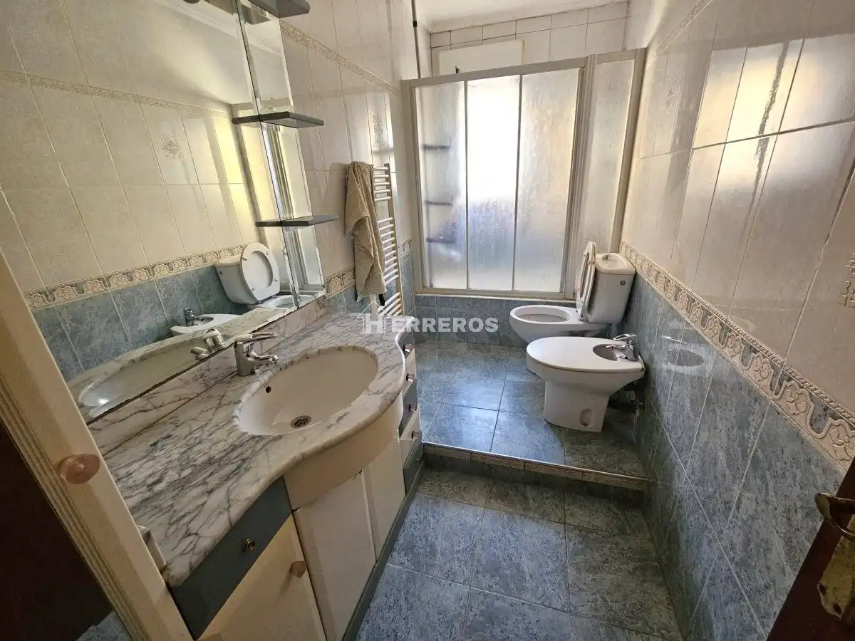 Bathroom of Flat for sale in  Logroño  with Heating, Parquet flooring and Terrace