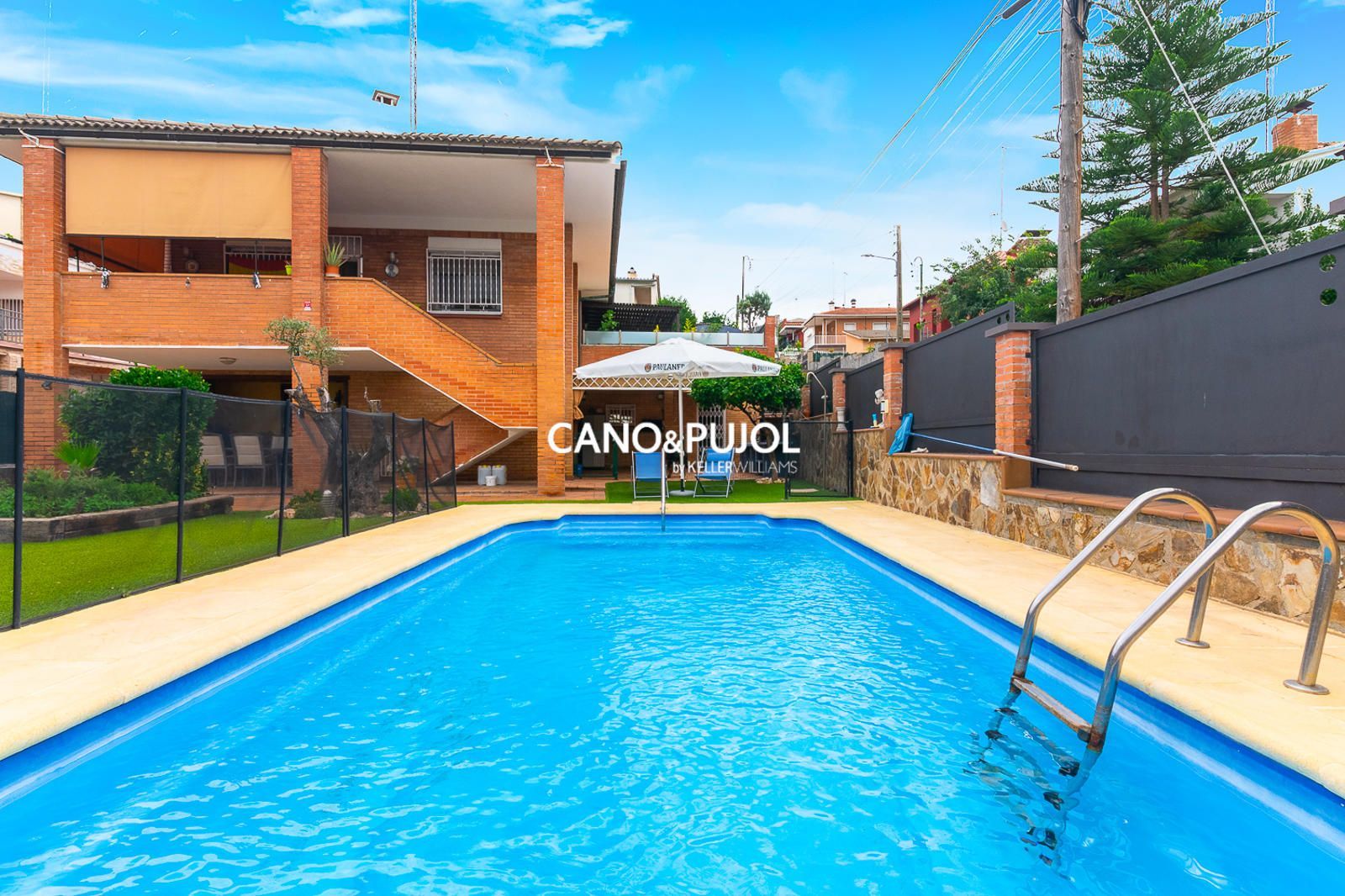 Swimming pool of House or chalet for sale in Terrassa  with Air Conditioner, Heating and Terrace