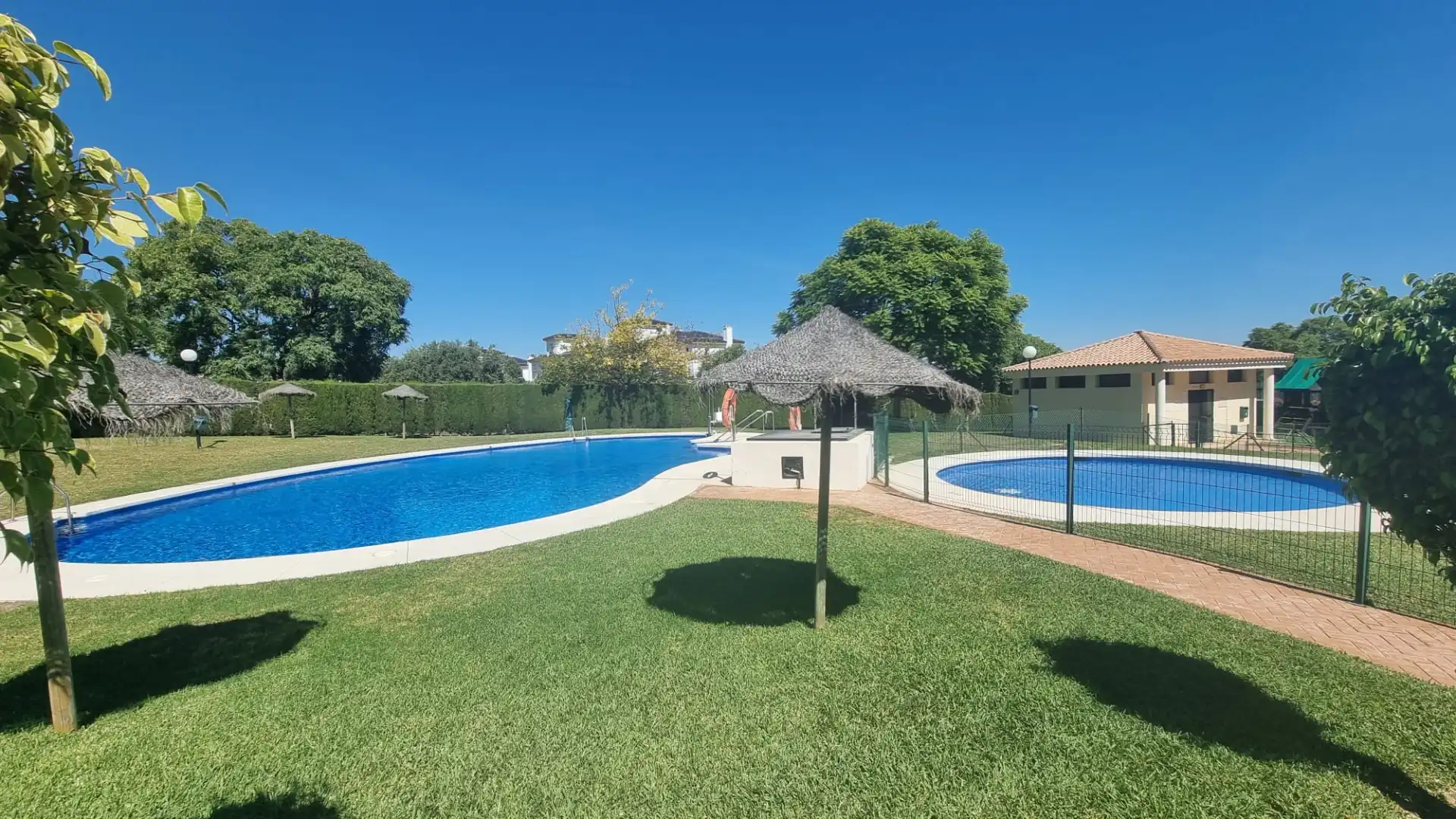 Flat with pool to rent in Churriana