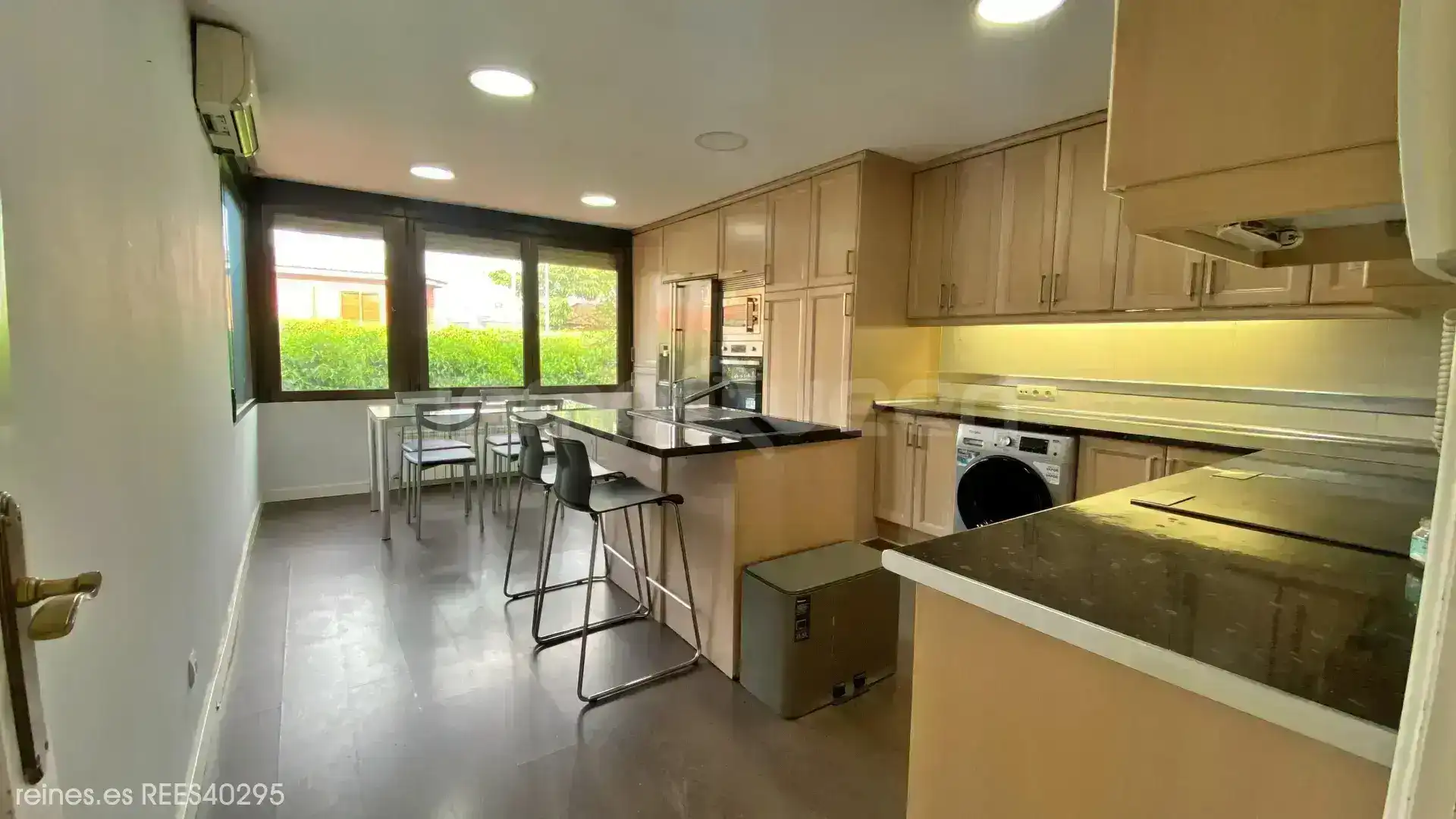 Cuina de Casa o xalet en venda en Madrid amb Calefacció, Jardí privat i Terrassa