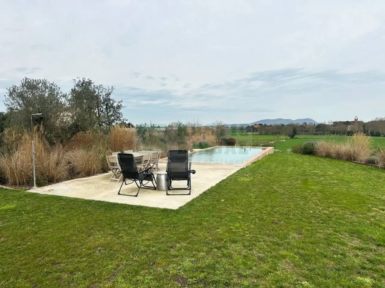 Schwimmbecken von Country house zur Miete in Foixà mit Klimaanlage, Heizung und Möbliert