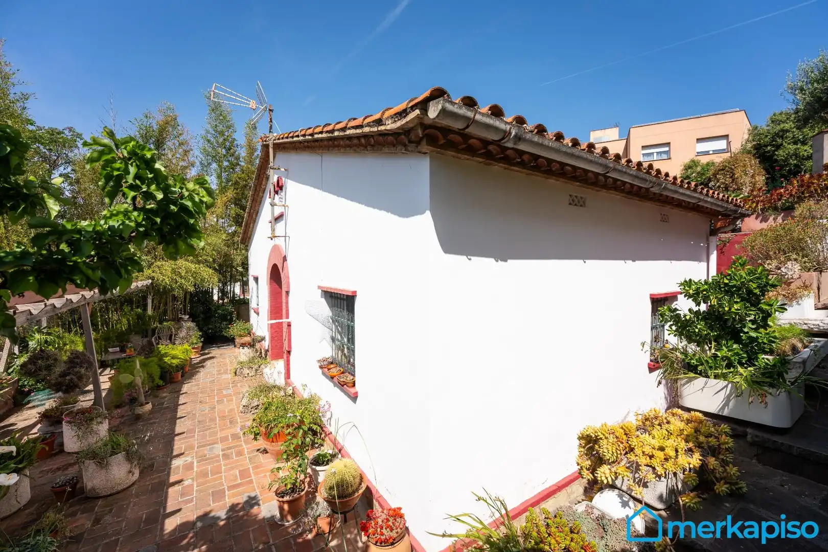 Vista exterior de Finca rústica en venda en Torrelles de Llobregat amb Terrassa