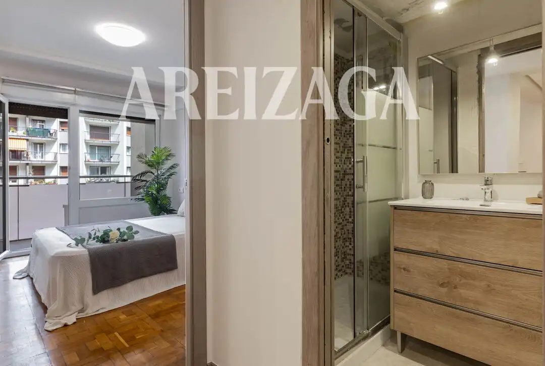 Habitación de Piso en venta en Donostia - San Sebastián  con Calefacción, Terraza y Balcón