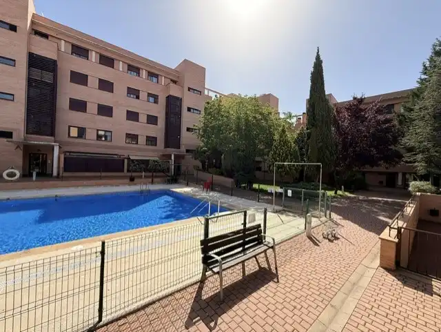 Piscina de Ático de alquiler en Yebes con Aire acondicionado, Calefacción y Amueblado