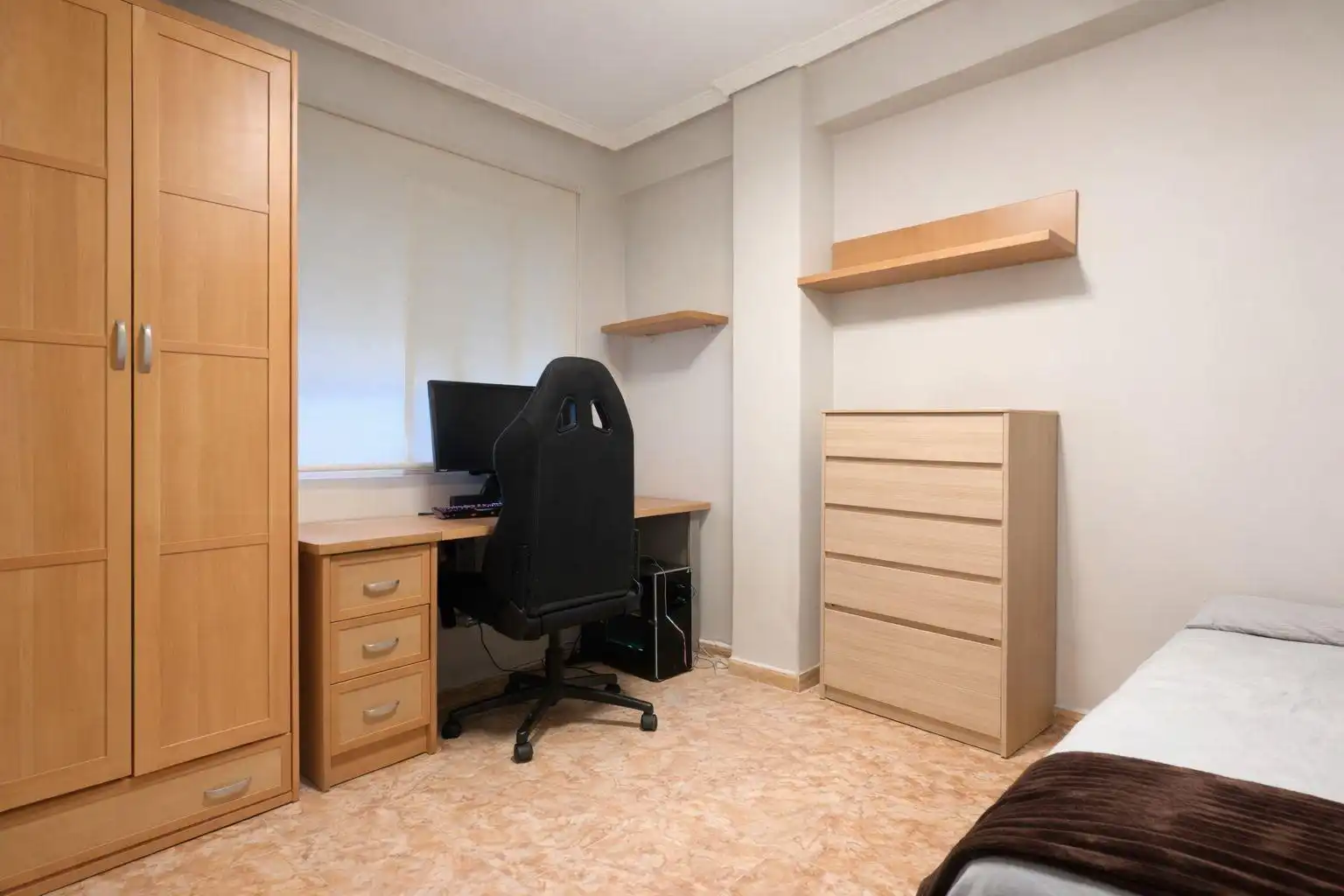 Schlafzimmer von Dachboden zum Verkauf in Massamagrell mit Terrasse und Abstellraum