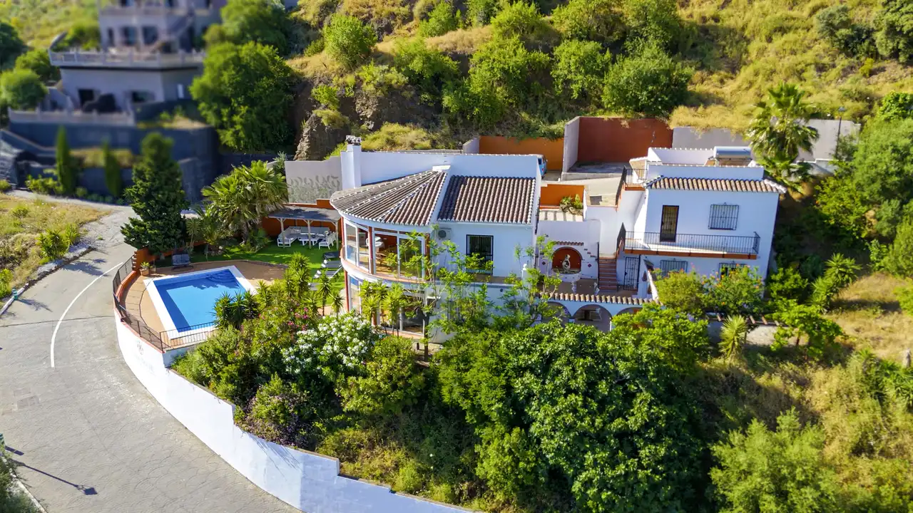 Vista exterior de Casa o xalet en venda en Viñuela amb Aire condicionat, Terrassa i Piscina