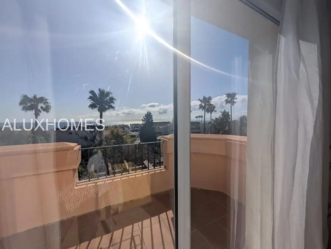 Vista exterior de Casa o chalet en venta en La Alcaidesa con Aire acondicionado, Calefacción y Jardín privado
