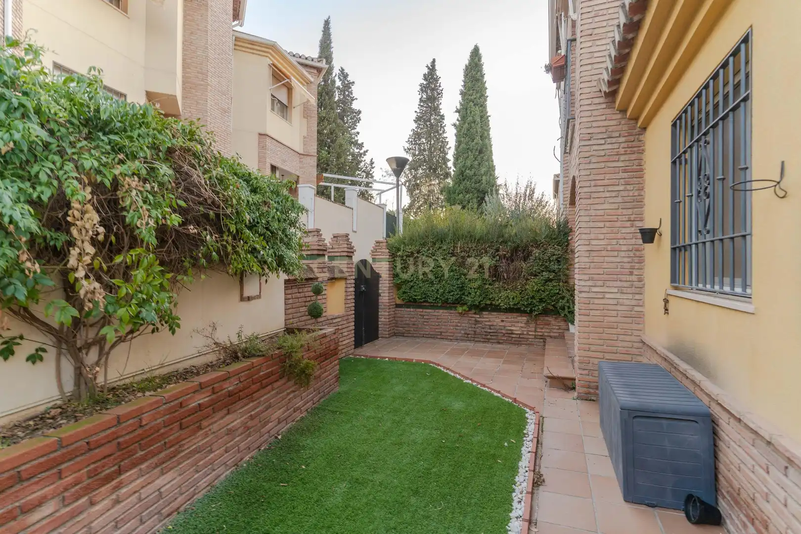 Vista exterior de Casa adosada en venda en La Zubia amb Aire condicionat, Jardí privat i Traster
