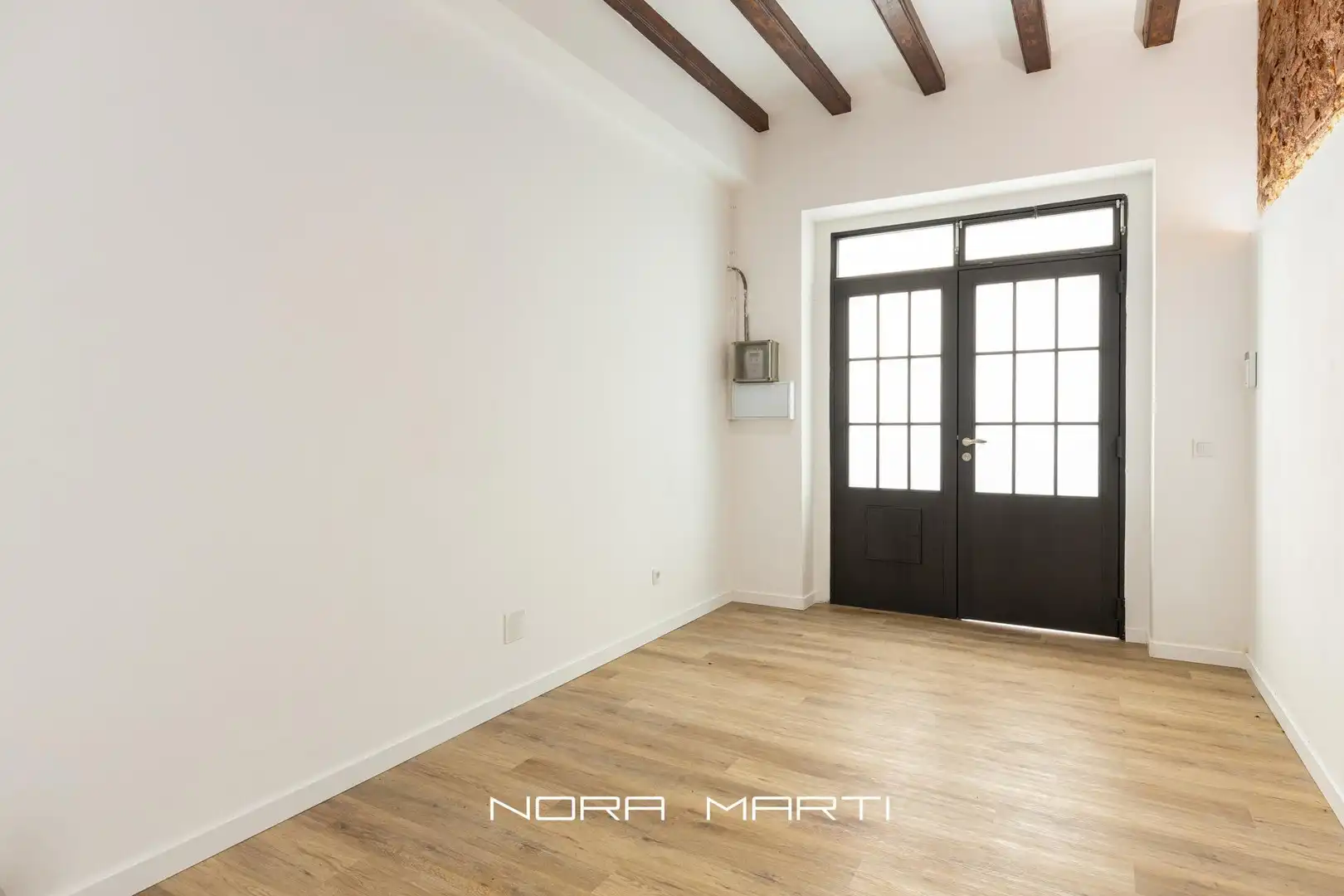 Ground floor for sale in Barcelona  with Air Conditioner and Alarm