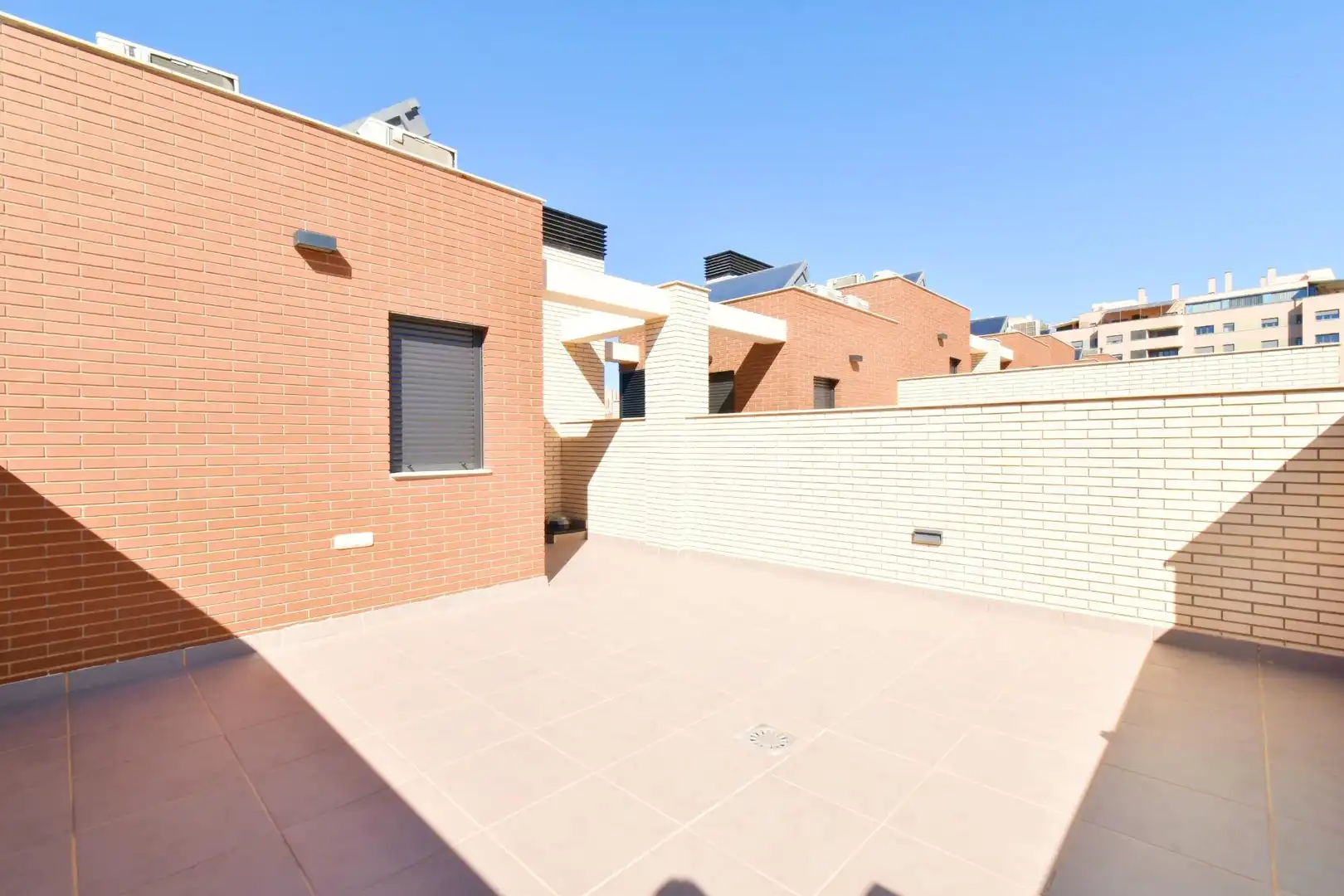 Vista exterior de Casa adosada en venta en Almería con Aire acondicionado, Terraza y Trastero