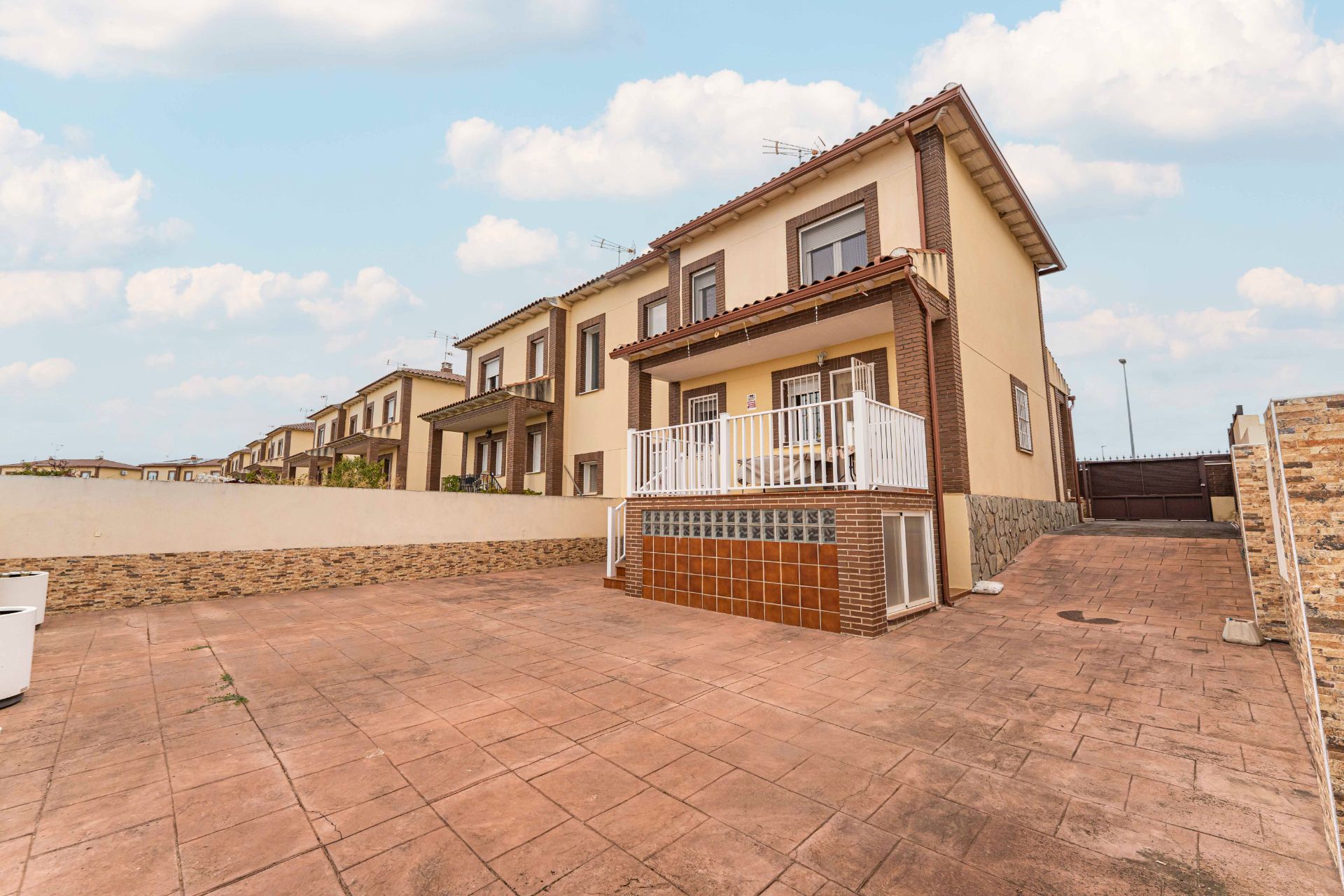 Vista exterior de Casa o chalet en venta en Huecas con Calefacción, Jardín privado y Terraza