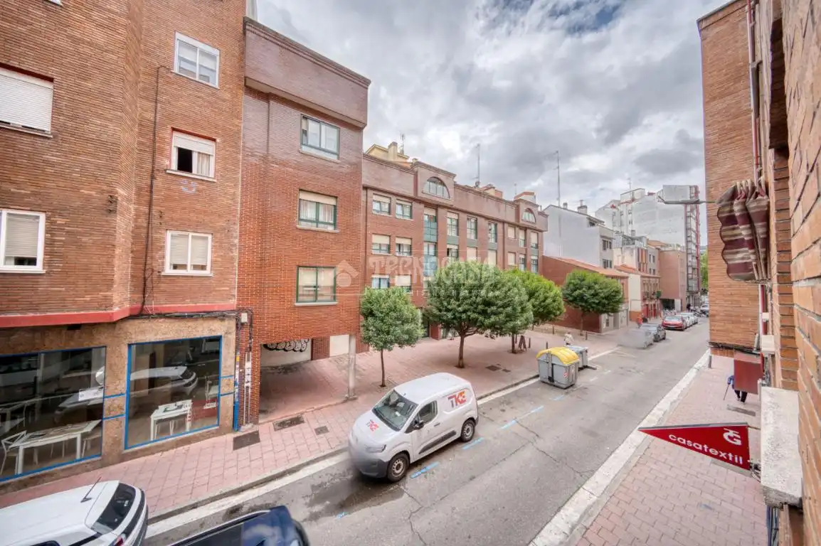 Vista exterior de Pis en venda en Valladolid amb Calefacció i Parquet