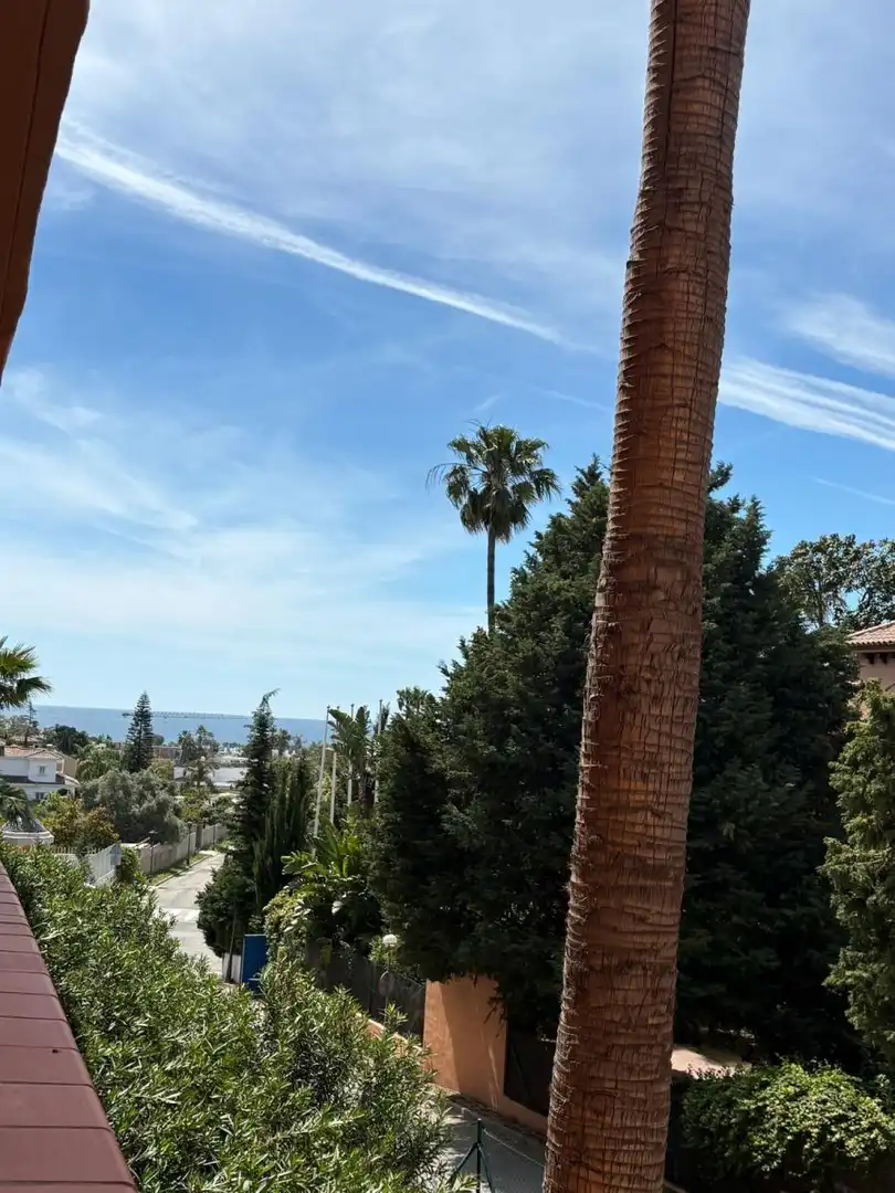 Vista exterior de Apartament en venda en Benahavís amb Jardí privat, Alarma i Piscina comunitària
