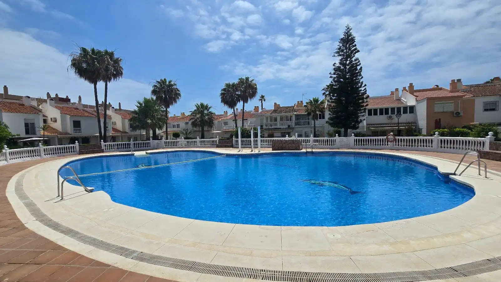 Schwimmbecken von Einfamilien-Reihenhaus zum Verkauf in Málaga mit Klimaanlage, Heizung und Schwimmbad