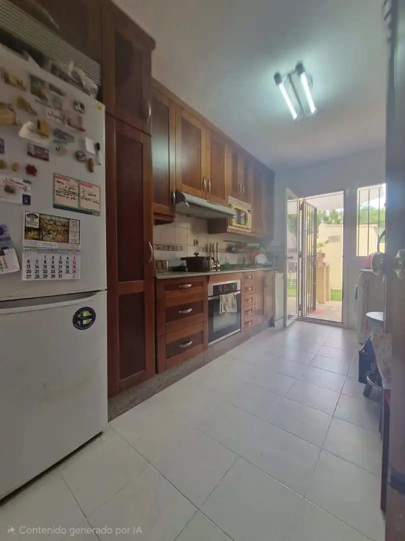 Cuina de Casa adosada en venda en Puerto Real amb Aire condicionat, Jardí privat i Traster