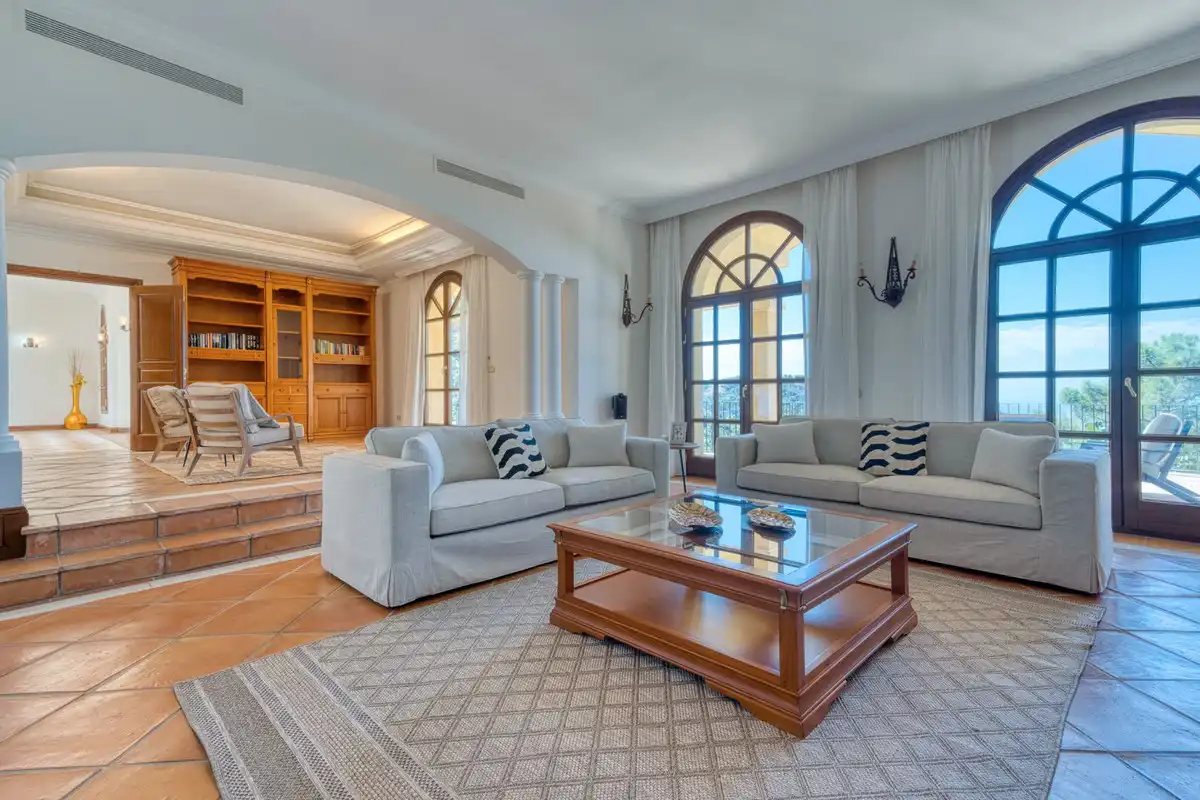 Sala de estar de Casa o chalet en venta en Benahavís con Aire acondicionado, Jardín privado y Terraza
